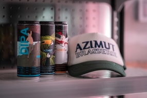 Canettes et casquette Azimut Brasserie