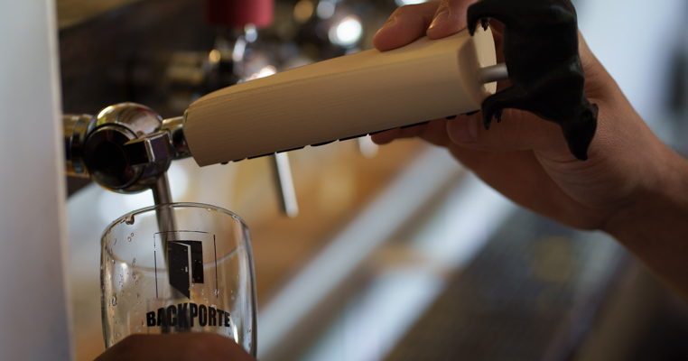 Service d'une bière de la Brasserie Backporte