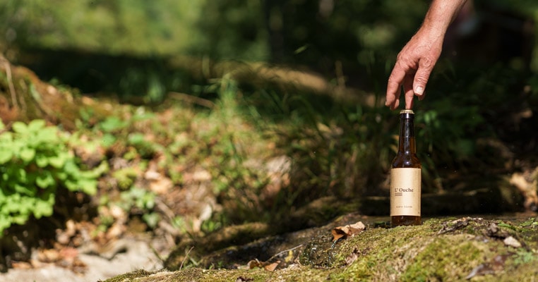 Bouteille de bière posée au sol