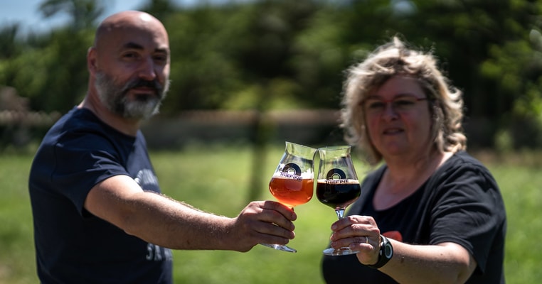 Michel et Sybil de la Brasserie Thiéfine qui trinquent