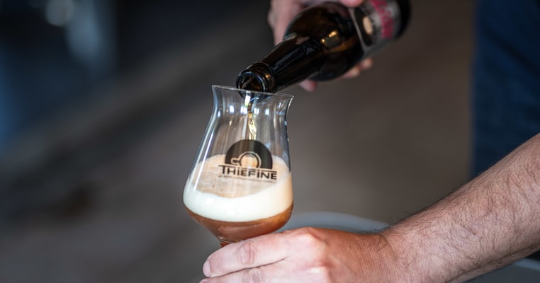 Service d'une bière de la Brasserie Thiéfine dans un verre