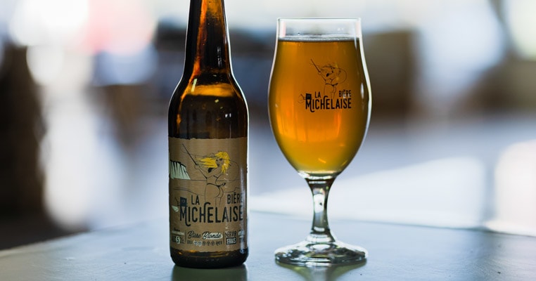 Bouteille et verre de bière blonde de La Bière Michelaise